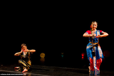 TEATRO GRECO DI ROMA Rassegna "Che Danza Vuoi?" XIV ediz. - 2011 ASSOCIAZIONE CULTURALE ORCHESTÉS presenta  "MATRI"  DEE E DONNE DALLE DANZE DELL'INDIA DEL SUD Marialuisa Sales e Marzia Colitti  Foto: Barbara Abate  19 ottobre 2011 Marialuisa Sales e Marzia Colitti Danze Liturgiche e Danze d’Amore dalla tradizione sacra dell’India. Protagoniste sono sempre le donne, donne innamorate, donne che si rapportano al loro Amato o alla Divinità, in una progressione di stati ove l’Amore umano si trasforma nell’Amore Divino. Foto: Barbara Abate