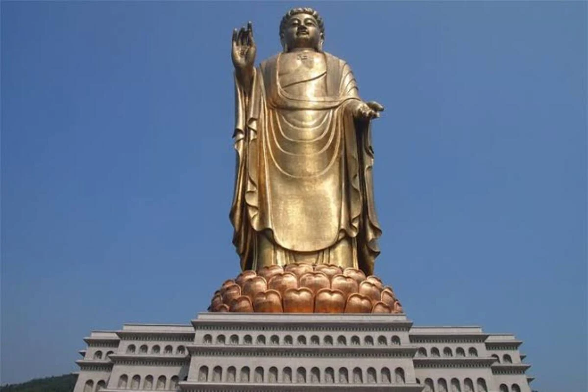 تمثال معبد الربيع بوذا (Spring Temple Buddha)