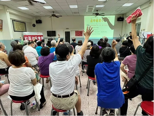 ▲永福里社區治安會議，最後以有獎徵答方式，加深社區居民對於會議內容的記憶，達到寓教於樂的效果。（記者林明佑翻攝）