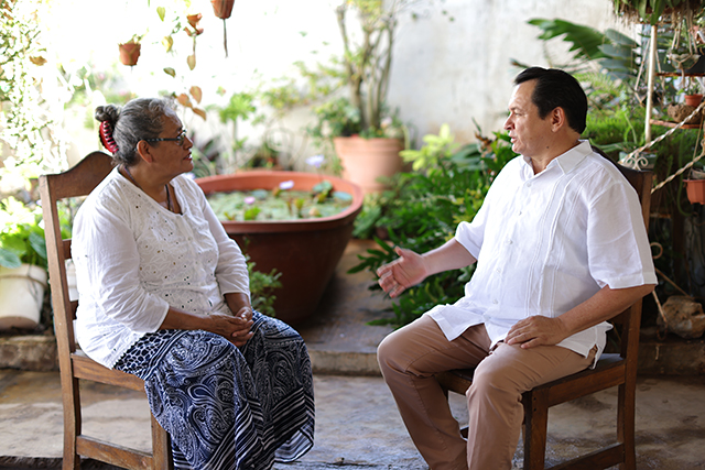 Huacho escucha las historias de esperanza de los yucatecos
