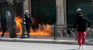 Μολότοφ και χημικά στο μαθητικό συλλαλητήριο στο κέντρο της Αθήνας