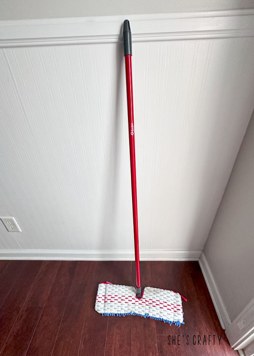 Ocedar mop with washable cloth.
