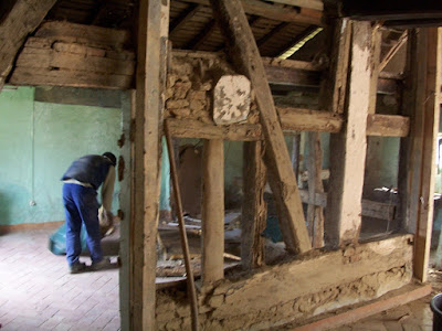 Travaux de restauration d'une vielle ferme en pisé