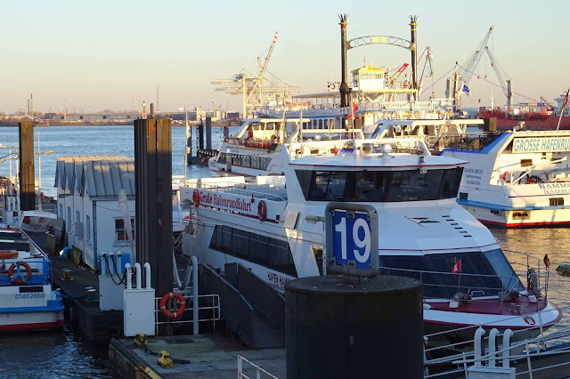 Schiffe im Hafen Hamburg