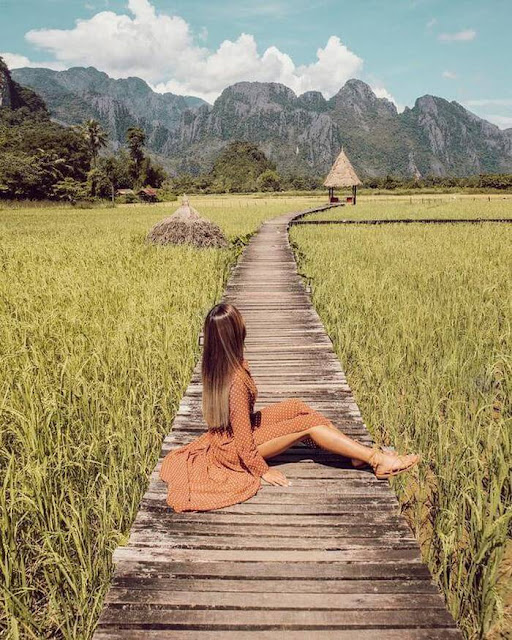 Khu nghỉ dưỡng ở Vang Vieng, tọa lạc trên đồng lúa với một dãy những biệt thự truyền thống mộc mạc mà cổ kính, sang trọng. Chắc chắn khi trông thấy khung cảnh 14 căn bungalow xinh xinh, mái rơm vàng nằm san sát nhau giữa ruộng đồng xanh mướt, ai cũng phải trầm trồ cho mà xem.