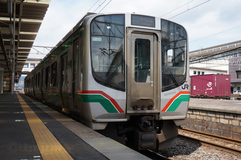 駅に停車中のJR東日本E721系