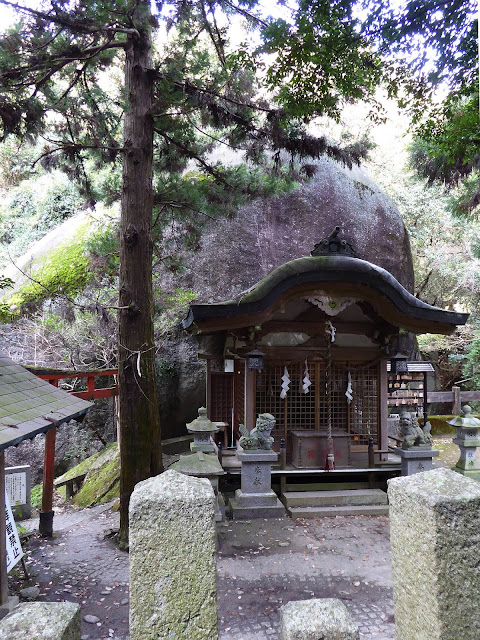 磐船神社 拝殿と「天の磐船（あめのいわふね）」（御神体の巨岩です）