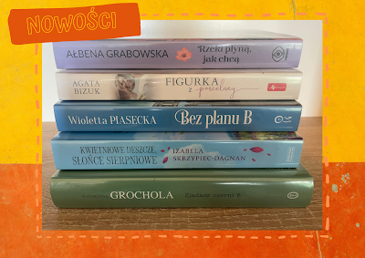 Na zdjęciu nowości biblioteczne, ułożone w stosie_1