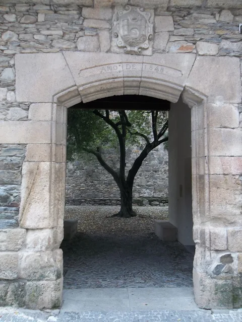 puerta a un jardín