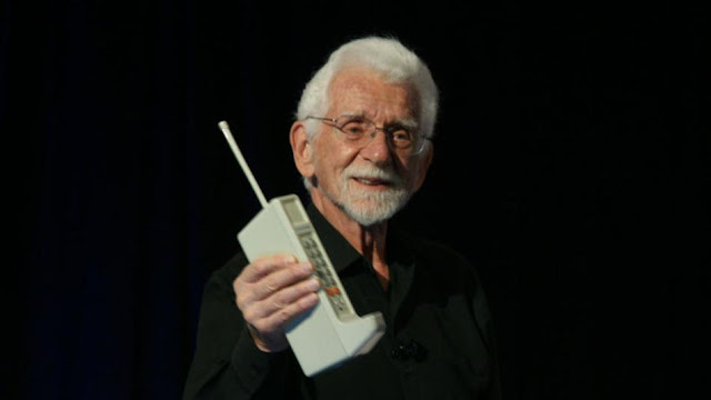 www.fertilmente.com.br - na imagem, martin cooper apresenta o primeiro celular comercial da história