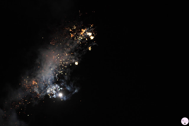 photogrpahie prise lors d'un feu d'artifice durant un carnaval, travail du contraste, de la lumière 
