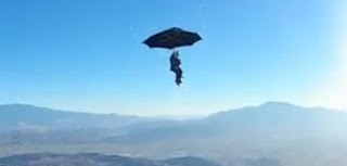 Hombre volando a lo Mary Poppins