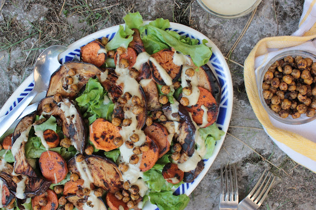 Salade aubergine, patate douce, pois chiche grillés, sauce rhubarbe