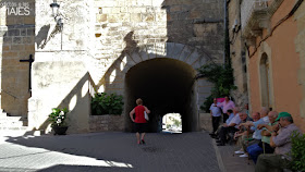 Plaza Mayor de Chiclana de Segura y túnel de entrada y salida al pueblo