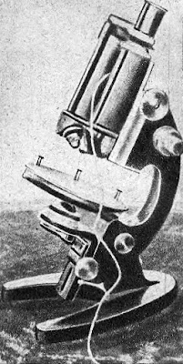 Двойной микроскоп сконструировал изобретатель. В. П. Линник.
