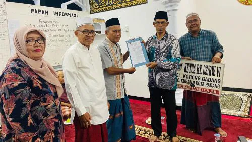 Lurah Korong Gadang Kasma Efendi didampingi Ketua RW 06 Eko Muhardi serahkan SK RT 03 RW 06.