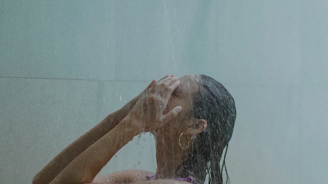mandi pakai pancuran - shower