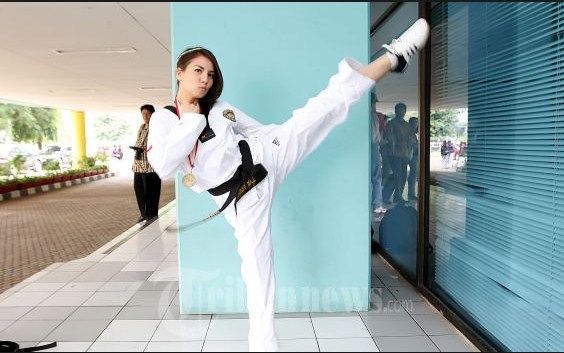 Foto Lia Karina Atlet Cantik Taekwondo yang Garang