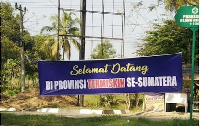 spanduk Selamat sukses Pemerintah Aceh juara bertahan provinsi termiskin se-Sumatera