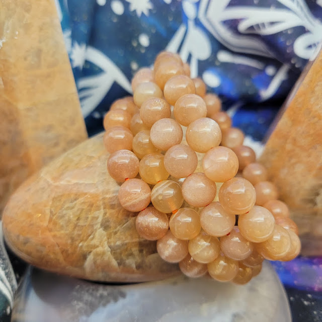 Peach Moonstone 四條橙月亮水晶手鏈與橙月亮石是宇水晶Store的貨品