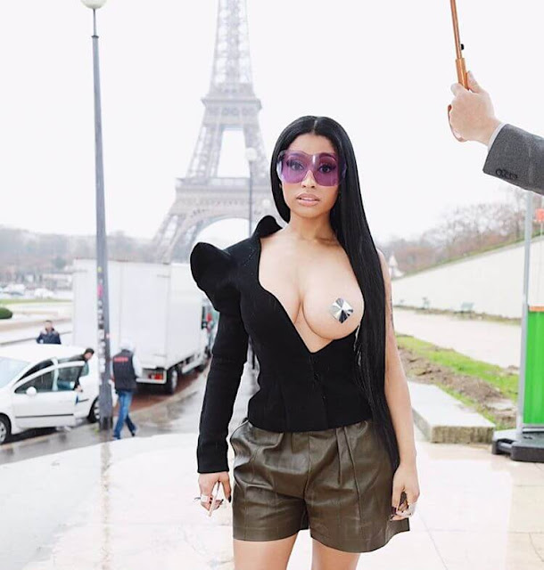Nicki-Minaj-in-Paris-and-she-showoff-her-boobs