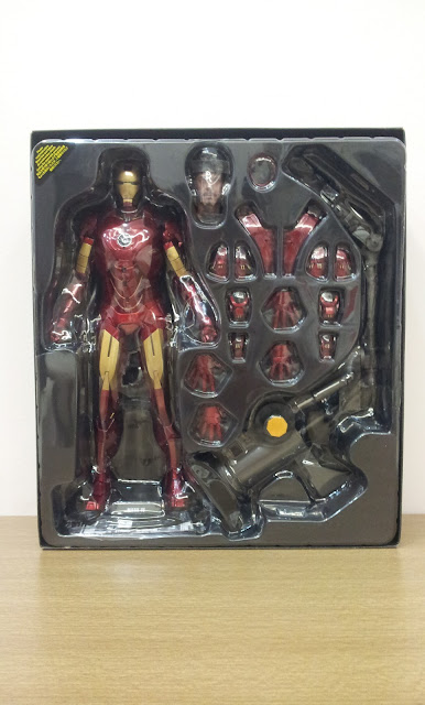 Hot Toys Iron Man Mark IV with Suit Up Gantry