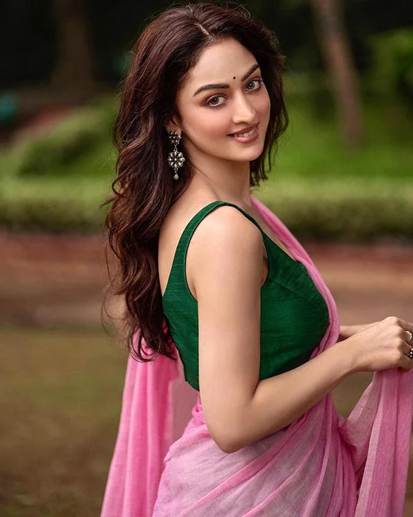 Sandeepa Dhar pink saree hot photos