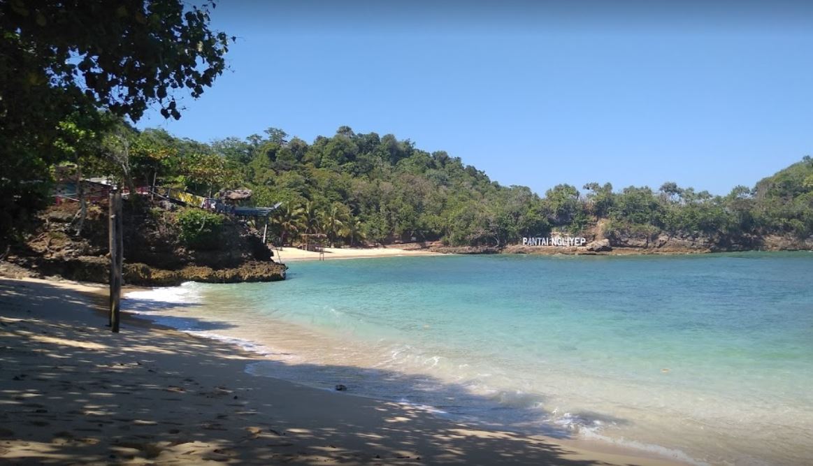 Pantai Ngliyep Malang & Harga Tiket Masuk 2020 - WAKTUBACA