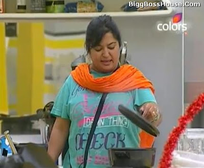 Dolly Dindra Cooking In Bigg Boss House