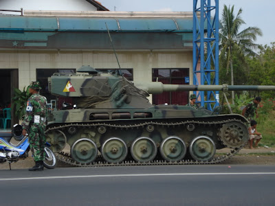 Kalau Perut Sudah Lapar, Tentara Mampir Makan Naik Tank ! [pic] [ www.BlogApaAja.com ]