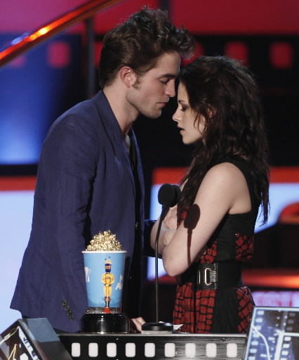 kristen stewart and robert pattinson engaged