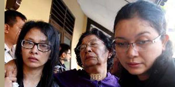 Foto Duka Keluarga Saat Melihat Jenazah Korban Sukhoi 