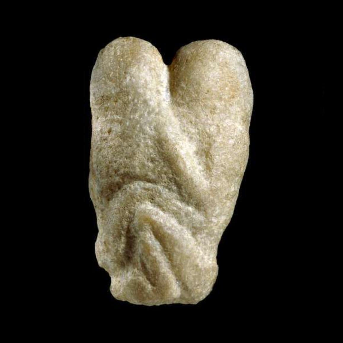 Uma escultura de 11.000 anos conhecida como Amantes de Ain Sakhri, mantida pelo Museu Britânico.Crédito...O Museu Britânico