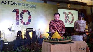 Prosesi potong tumpeng perayaan 10 tahun Aston Tropicana Bandung