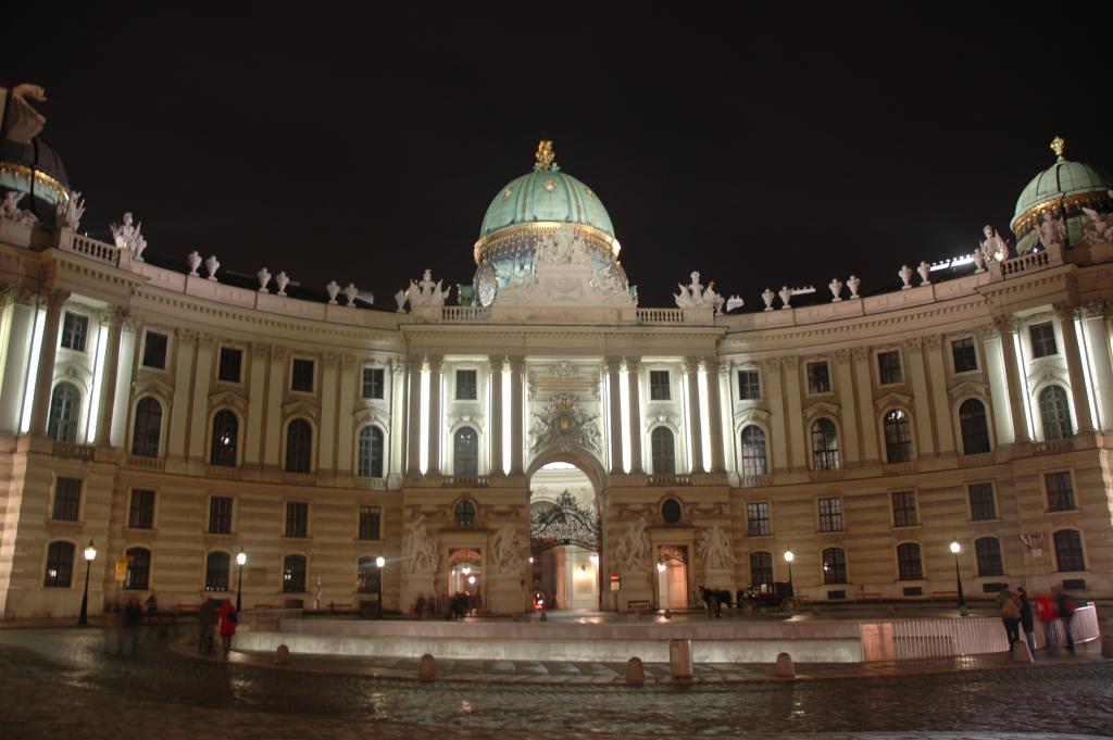 THE BEAUTIFUL PALCE Hofburg Palace IN AUSTRIA