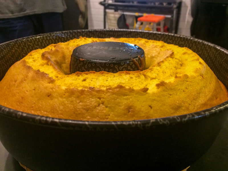 Maridão Thiago Inter faz bolo de cenoura.