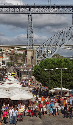 Turistas na Ribeira do Porto junto da ponte