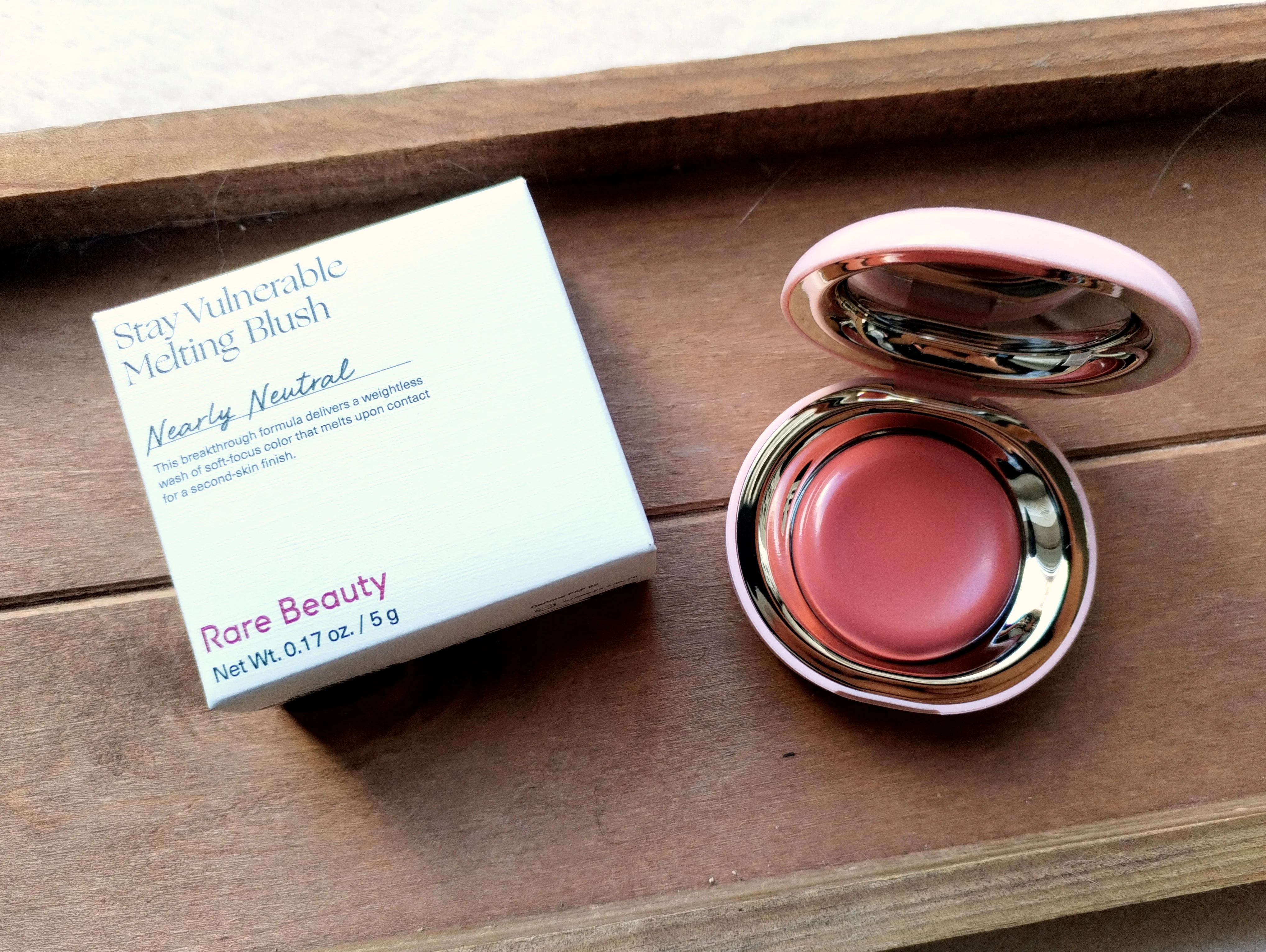 RARE BEAUTY : STAY VULNERABLE BLUSH FONDANT en teinte Nearly Neutral