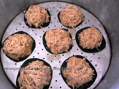  Ingin membikin masakan ringan anggun kukus tradisional dari olahan singkong  Resep Sawut Singkong Kukus Gula Merah