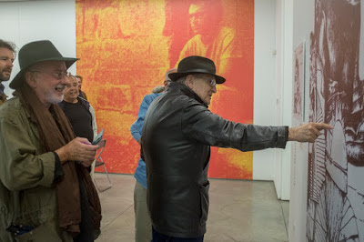 José Brandão "explica" a capa de "Coro dos Tribunais", na exposição sobre as capas dos discos de José Afonso, na Casa da Cultura - Setúbal.