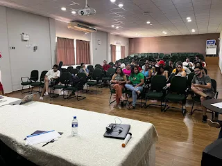No dia 23 de setembro de 2023, a cidade de Foz do Iguaçu foi cenário de um evento de extrema relevância para a juventude local: a Pré-Conferência, realizada no auditório da Unioeste, marcou o início de uma série de atividades que culminariam na IV Conferência Municipal de Juventude. Com o tema "Reconstruir no Presente, Construir no Futuro: Desenvolvimento, Direitos, Participação e Bem Viver", a conferência estava alinhada com a programação da Conferência Nacional da Juventude (CONJUVE) e representou um momento crucial para os jovens da cidade.  Foram abordados diversos temas de grande importância, tais como cidadania, educação, diversidade, saúde, cultura, esporte, meio ambiente, mobilidade e justiça. As pré-conferências não serviram apenas como espaços de debate, mas também como plataformas para a formulação de propostas que serão levadas à IV Conferência Municipal. Além disso, esse encontro desempenhou um papel fundamental na eleição dos delegados que representarão a região norte.  O sucesso desse evento foi uma prova do comprometimento e engajamento da juventude em participar ativamente na construção de seu futuro e na defesa de seus direitos. Foi abraçado por todos como um guia para a transformação de nossa cidade, evidenciando que a voz dos jovens está sendo ouvida e valorizada.