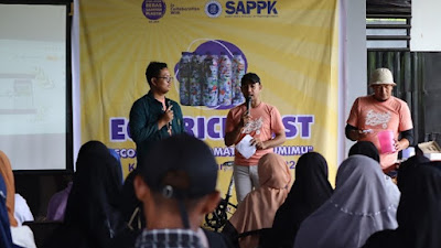 Mahasiswa ITB Gelar Pengabdian Masyarakat di Kota Benteng Kenalkan Pembuatan Kursi dari Ecobrick