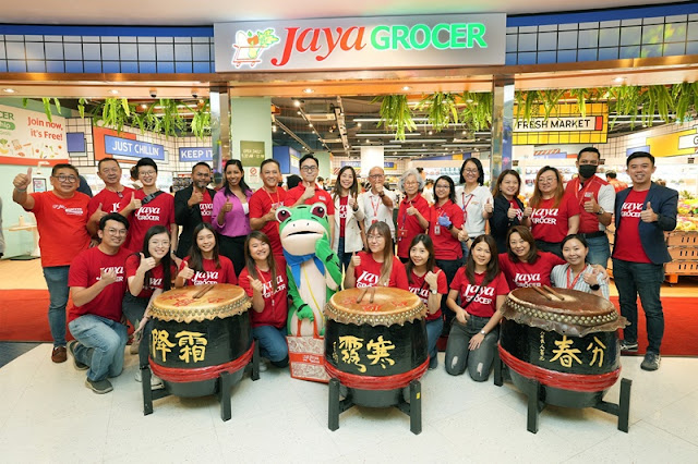 Jaya Grocer CEO Adelene Foo (standing, 9 th from right) and Deputy CEO Daniel Teng (standing, 7 th from left) with their team celebrating the opening of their new ‘pop-up’ store at Sunway Pyramid here on Oct 1, 2023.