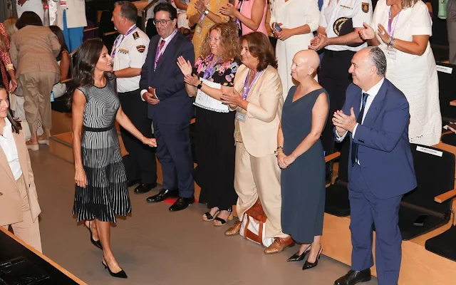 Queen Letizia wore a Franca stretch cotton dress by Hugo Boss. Nuevo Hogar Betania CEO, Begona Arana