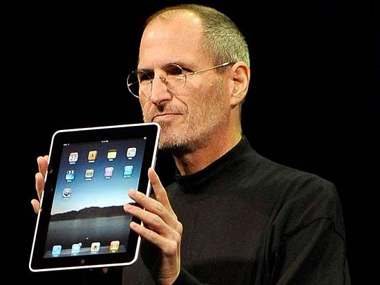 Steve Jobs when he showed the world for the first time the iPad 550 × 412 - 40k - jpg