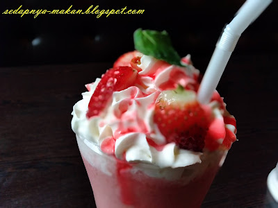 strawberry smoothie milkshake