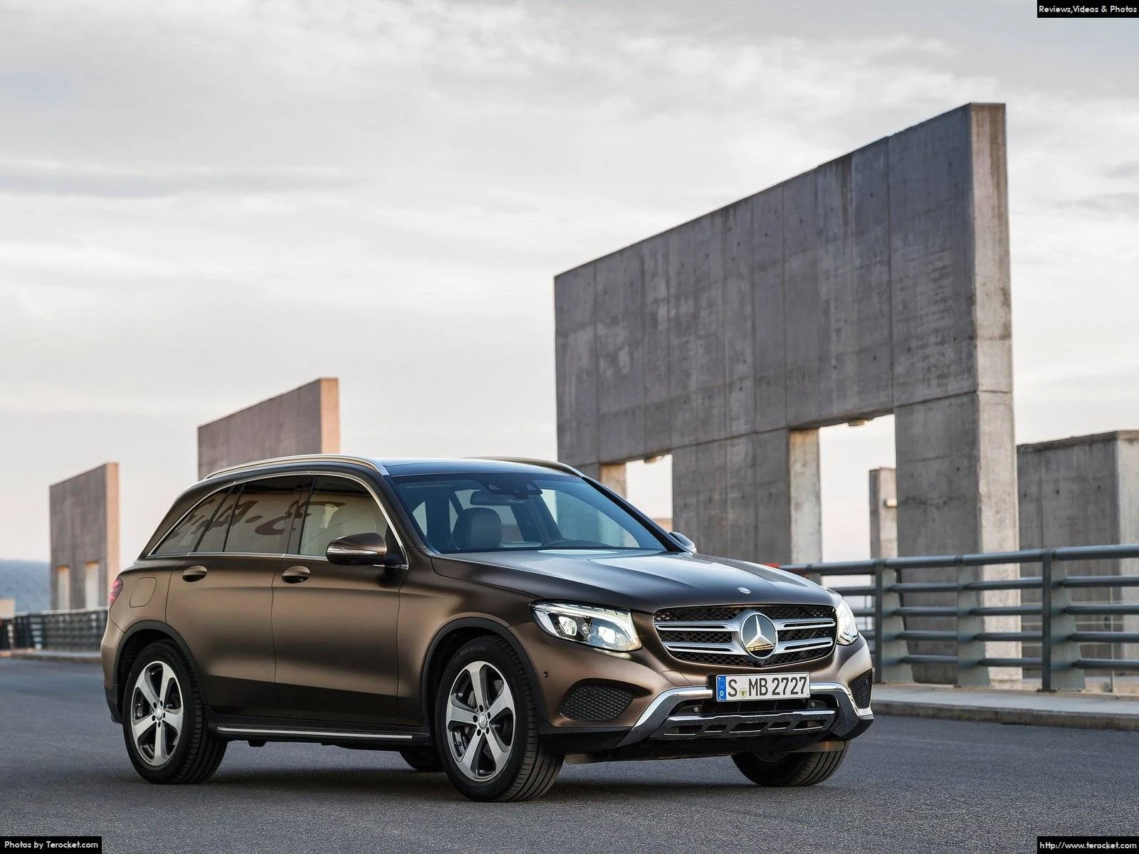 Hình ảnh xe ô tô Mercedes-Benz GLC 2016 & nội ngoại thất