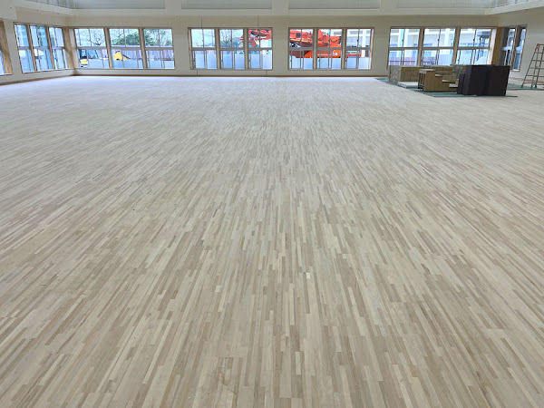 カバ桜大型積層無塗装品を体育館の床に施工