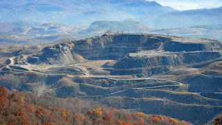 A&G Coal Corporation’s idled coal strip mine scars Looney Ridge in Virginia on the Kentucky border (Credit: climatechangenews.com) Click to Enlarge.