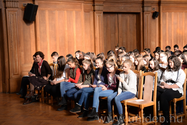 Csaknem háromszázan szavalták együtt Ady Endre versét a magyar nyelv ünnepén a Debreceni Egyetem Aulájában.